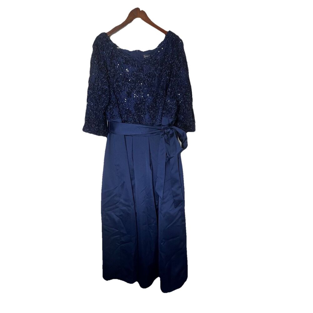 Jessica Howard Plus Size Lace Round Neck Sequin  Satin Belt Ball Gown 22/24